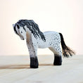 Laad afbeelding in galerijweergave, houten paard wit bumbu toys

