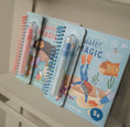 Laad afbeelding in galerijweergave, Water Magic - Jim & Friends
