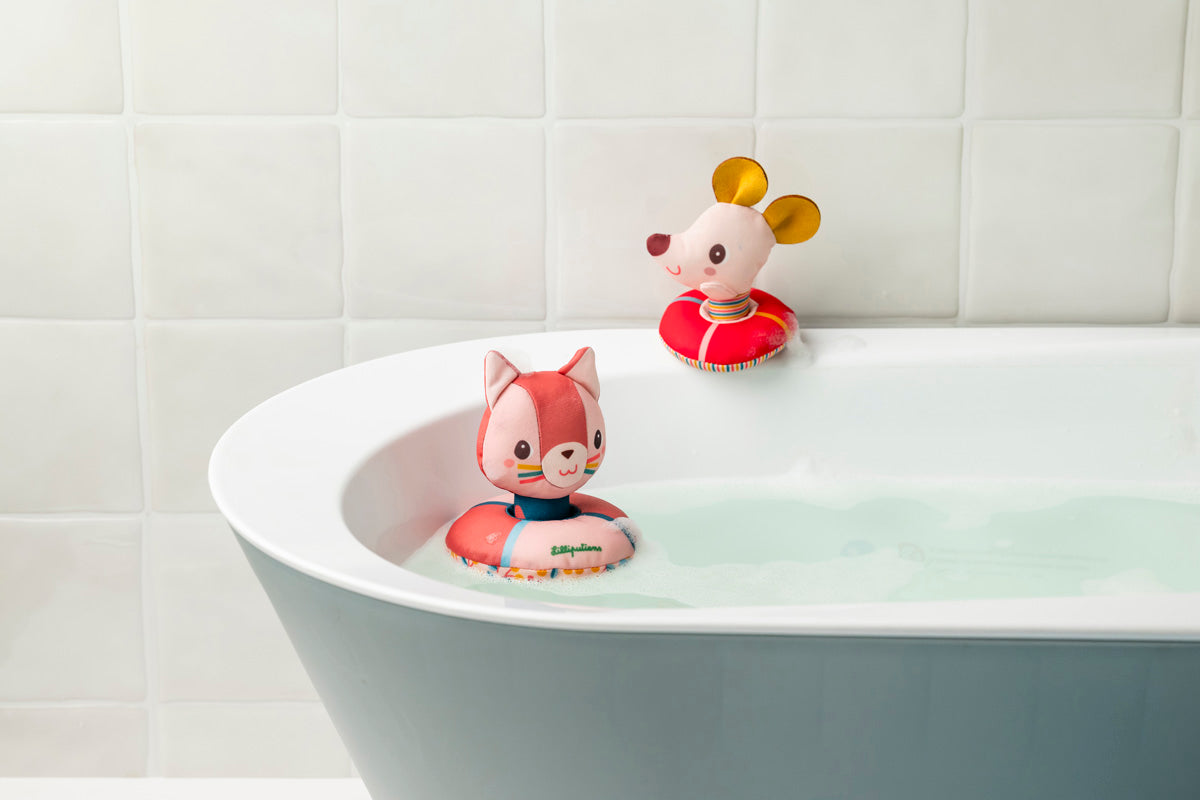 Jeanne en Nina in het water