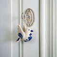 Laad afbeelding in galerijweergave, Vilten Hanger Vredesduif Delfts Blauw
