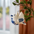 Laad afbeelding in galerijweergave, Vilten Hanger Vredesduif Delfts Blauw
