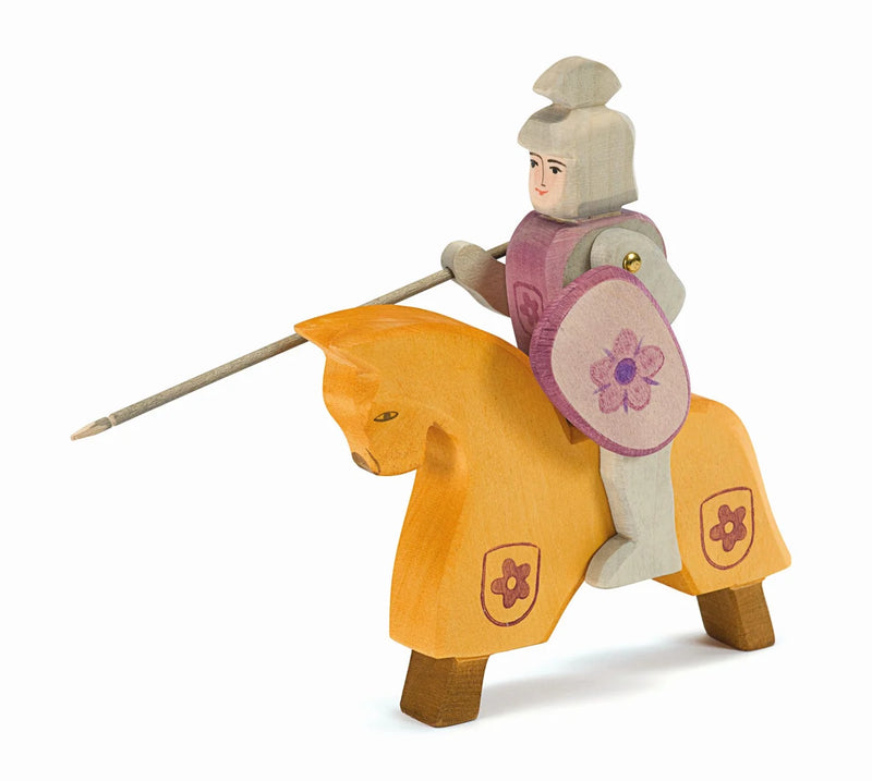 Ridder rijdend met toernooipaard (Geel)