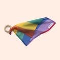 Laad afbeelding in galerijweergave, Playcycle speeldoek met houten ring regenboog waves
