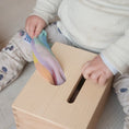 Laad afbeelding in galerijweergave, Playcycle speeldoek met houten ring pastel regenboog waves
