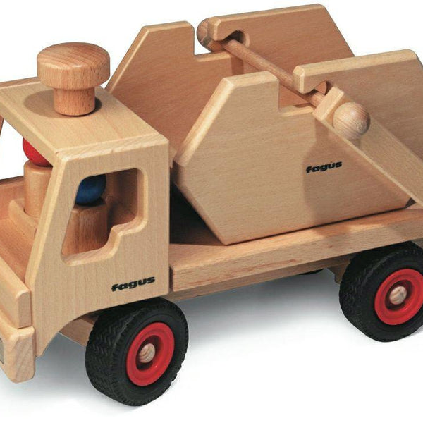fagus-houten-vrachtauto-met-container-bestuurb