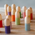 Laad afbeelding in galerijweergave, Grapat - Houten brots poppetjes (18 stuks)
