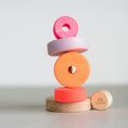Laad afbeelding in galerijweergave, Grimm's - Kleine Stapeltoren Neon Pink
