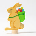 Laad afbeelding in galerijweergave, grimms-04231-houten-konijn-met-gekleurde-eieren-paashaas
