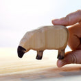 Laad afbeelding in galerijweergave, houten schaap bumbu toys

